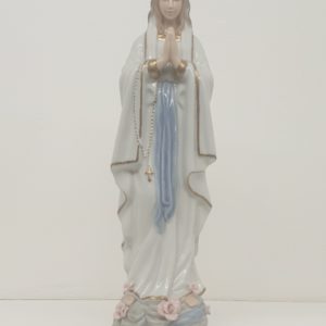 La Madonna di Fatima in legno è una statua che rappresenta la Vergine Maria con un manto azzurro, simbolo di speranza e protezione, amata dai fedeli.