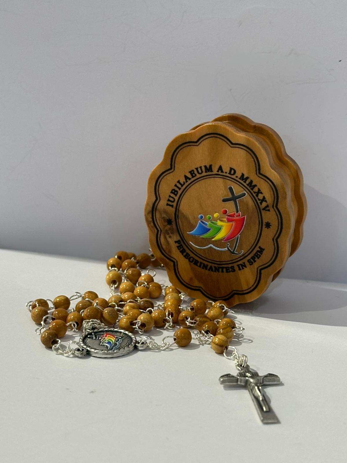 ROSARIO LEGNO SCAT SAGOMATA COLOR Rosario in legno del Giubileo